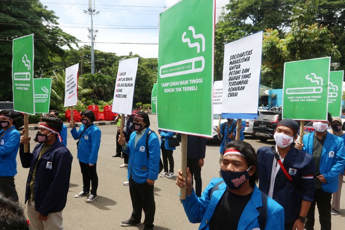 Massa yang tergabung dalam Koalisi Masyarakat Pertembakauan (KOMPAK) melakukan aksi unjuk rasa di Jakarta, Senin (22/11/2021).