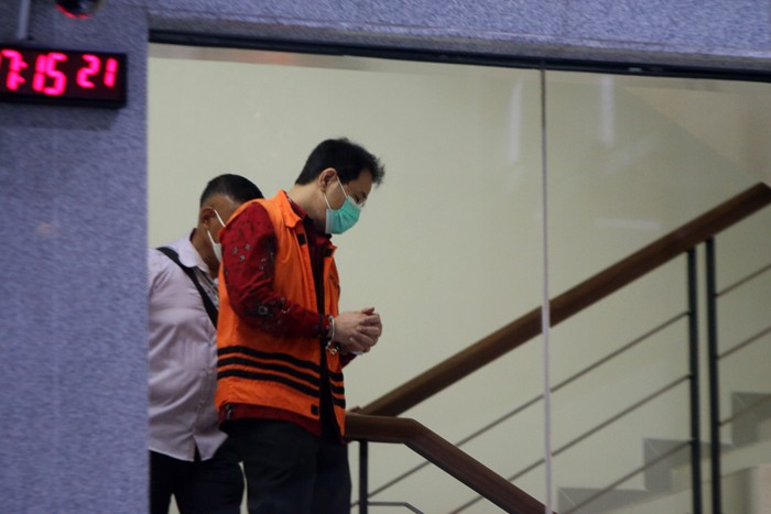 Mantan Wakil ketua DPR RI Azis Syamsuddin usai menjalani pemeriksaan di Gedung KPK, Jakarta, Senin (22/11/2021).