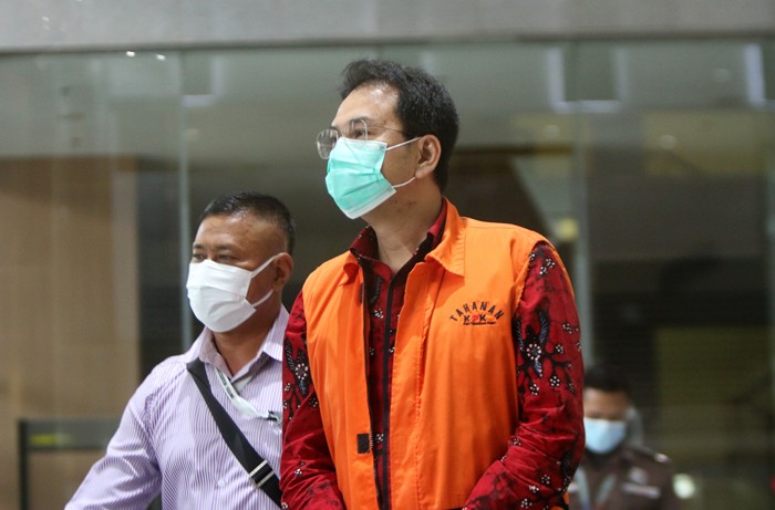 Mantan Wakil ketua DPR RI Azis Syamsuddin usai menjalani pemeriksaan di Gedung KPK, Jakarta, Senin (22/11/2021).