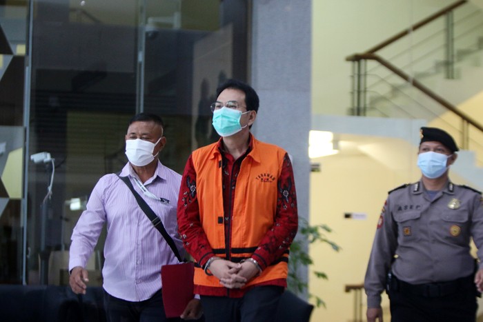 Mantan Wakil ketua DPR RI Azis Syamsuddin usai menjalani pemeriksaan di Gedung KPK, Jakarta, Senin (22/11/2021).