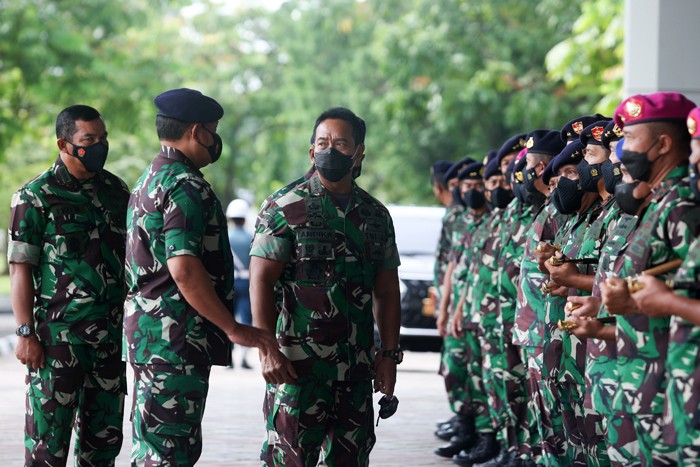 Panglima TNI Jenderal Andika Perkasa saat melakukan kunjungan kerja perdananya di Markas Besar TNI AL, Cilangkap, Jakarta Timur, Senin (22/11/2021).