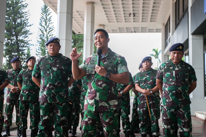 Panglima TNI Jenderal Andika Perkasa saat melakukan kunjungan kerja perdananya di Markas Besar TNI AL, Cilangkap, Jakarta Timur, Senin (22/11/2021).