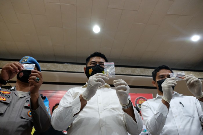Kasat Narkoba Polrestabes makassar AKBP Yudhi saat merilis kasus narkotika jenis Lysergic acid diethylamid (LSD) di Mapolrestabes Makassar, Senin (22/11/2021).
