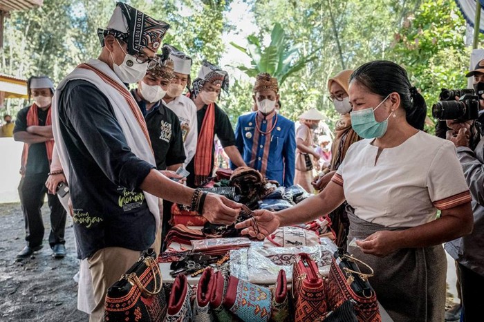 Menparekraf Sandiaga Salahuddin Uno melakukan visitasi ke Desa Wisata Lembang Nonongan di Toraja Utara Sulawesi Selatan.