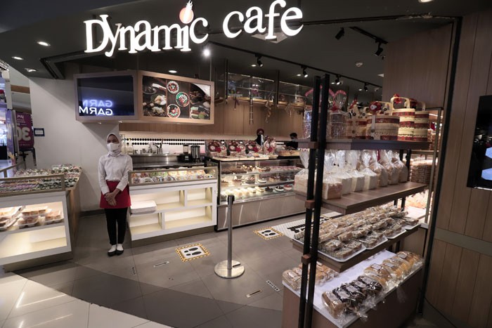 Karyawan merapikan menu makanan di salah satu cafe di Jakarta, Selasa (23/11/2021).