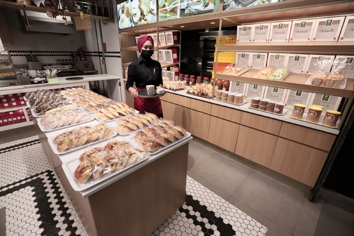 Karyawan merapikan menu makanan di salah satu cafe di Jakarta, Selasa (23/11/2021).
