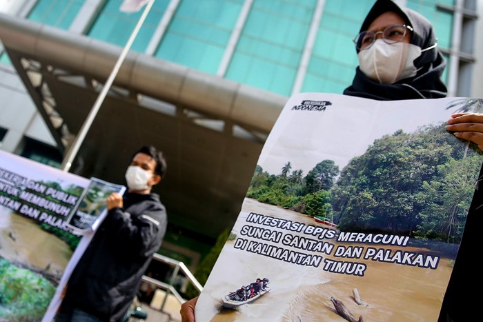 Sejumlah aktivis yang tergabung dalam Gerakan #BersihkanIndonesia membawa poster saat menggelar aksi di Jakarta, Selasa (23/11/2021).