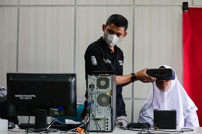Pelajar saat mengikuti perekaman KTP elektronik (e-KTP) bagi pelajar di MAN 7, Jakarta Selatan, Selasa (23/11/2021).