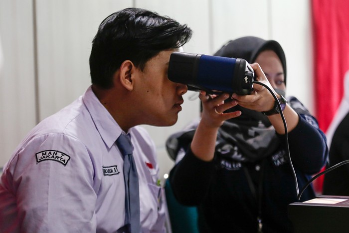 Pelajar saat mengikuti perekaman KTP elektronik (e-KTP) bagi pelajar di MAN 7, Jakarta Selatan, Selasa (23/11/2021).
