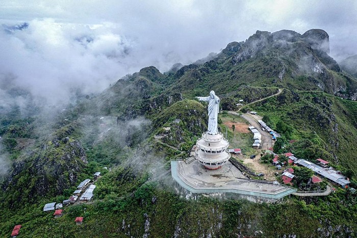 Menparekraf Sandiaga Salahuddin Uno, mengunjungi objek wisata religi Buntu Burake di sela-sela kunjungan kerjanya ke Tana Toraja, Sulawesi Selatan.