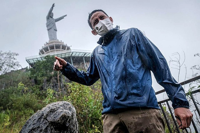 Menparekraf Sandiaga Salahuddin Uno, mengunjungi objek wisata religi Buntu Burake di sela-sela kunjungan kerjanya ke Tana Toraja, Sulawesi Selatan.