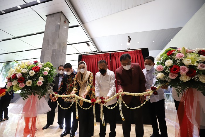 Pameran foto Jurnalistik Warna-warni ke-10 di Lobby Nusantara II, Komplek Parlemen MPR/DPR-DPD, Senayan, Jakarta, Selasa (23/11/2021).