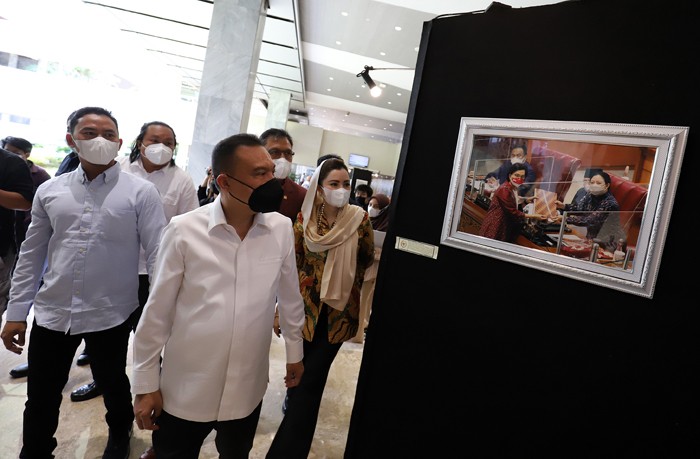 Pameran foto Jurnalistik Warna-warni ke-10 di Lobby Nusantara II, Komplek Parlemen MPR/DPR-DPD, Senayan, Jakarta, Selasa (23/11/2021).