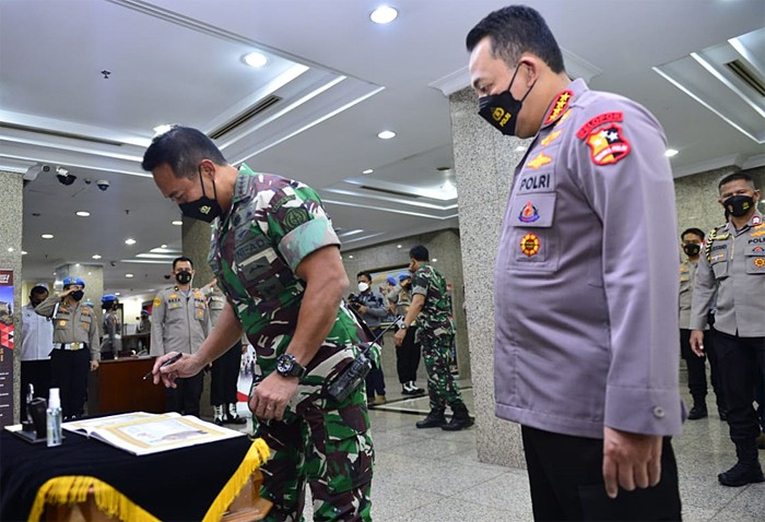 Panglima TNI Jenderal Andika Perkasa (kiri) dan Kapolri Jenderal Listyo Sigit Prabowo berbincang disela pertemuan di Mabes Polri, Jakarta, Selasa (23/11/2021).