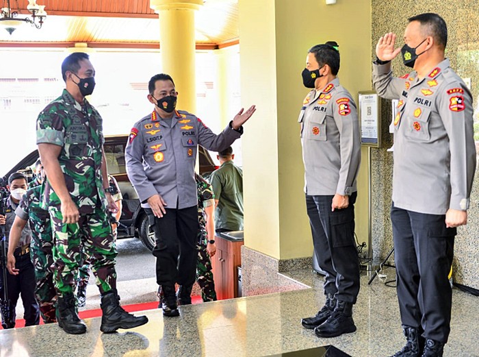 Panglima TNI Jenderal Andika Perkasa (kiri) dan Kapolri Jenderal Listyo Sigit Prabowo berbincang disela pertemuan di Mabes Polri, Jakarta, Selasa (23/11/2021).