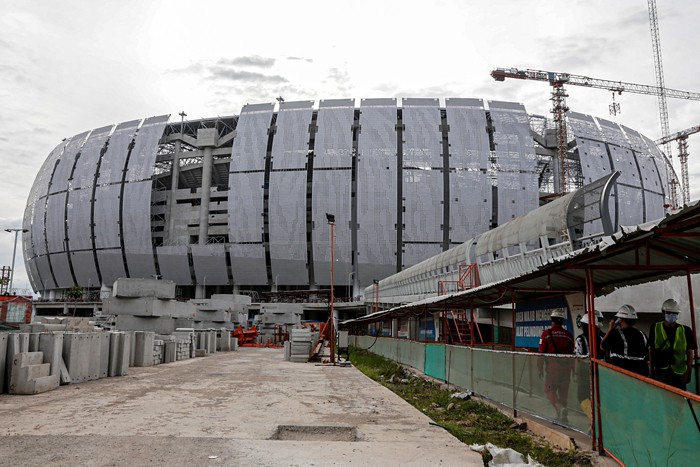 Pekerja sedang menyelesaikan pembangunan Jakarta International Stadium (JIS), Jakarta Utara, Selasa (23/11/2021).