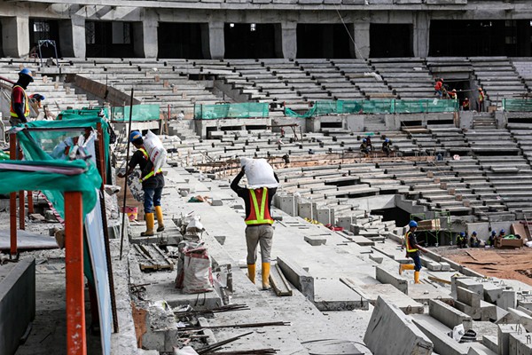 Pekerja sedang menyelesaikan pembangunan Jakarta International Stadium (JIS), Jakarta Utara, Selasa (23/11/2021).