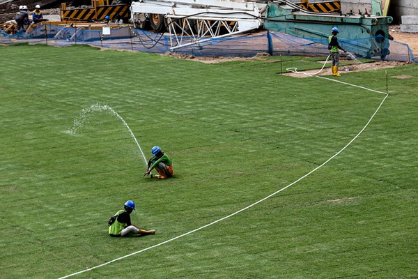 Pekerja sedang menyelesaikan pembangunan Jakarta International Stadium (JIS), Jakarta Utara, Selasa (23/11/2021).