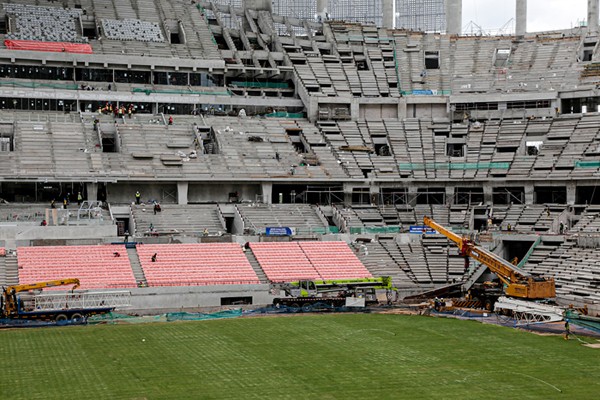Pekerja sedang menyelesaikan pembangunan Jakarta International Stadium (JIS), Jakarta Utara, Selasa (23/11/2021).