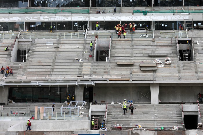 Pekerja sedang menyelesaikan pembangunan Jakarta International Stadium (JIS), Jakarta Utara, Selasa (23/11/2021).