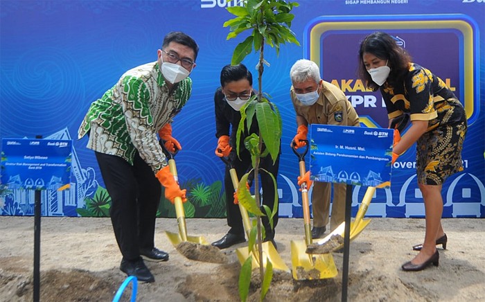 penanaman pohon pada acara Akad Kredit Massal KPR BP2BT dalam rangka perayaan HUT KPR ke-45 di Perumahan Bellpark 2, Lombok Barat, Nusa Tenggara Barat.