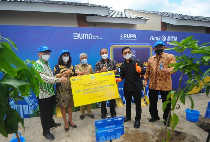 penanaman pohon pada acara Akad Kredit Massal KPR BP2BT dalam rangka perayaan HUT KPR ke-45 di Perumahan Bellpark 2, Lombok Barat, Nusa Tenggara Barat.