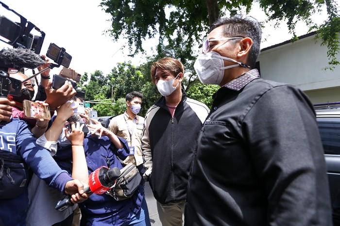 Aktor Rizky Billar saat tiba di Ditreskrimum Polda Metro Jaya, Jakarta Selatan, Selasa (23/11/2021).