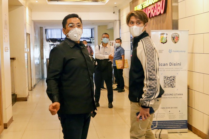 Aktor Rizky Billar saat tiba di Ditreskrimum Polda Metro Jaya, Jakarta Selatan, Selasa (23/11/2021).