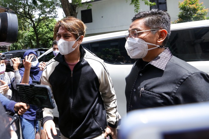 Aktor Rizky Billar saat tiba di Ditreskrimum Polda Metro Jaya, Jakarta Selatan, Selasa (23/11/2021).