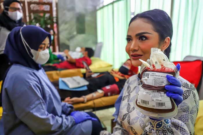 Duta Donor Darah Indonesia yang juga Anggota DPR Krisdayanti mengikuti aksi donor darah dalam rangka HUT Korpri ke-50 di Kompleks Parlemen.