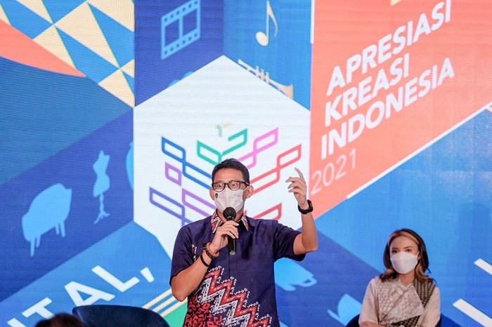 Menparekraf Sandiaga Salahuddin Uno, mendorong para pelaku ekonomi kreatif di Kota Makassar, Sulawesi Selatan.