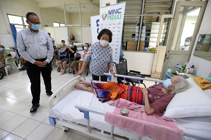 Penyerahan bantuan kepada wisma Sahabat Baru dalam kegiatan Corporate Social Responsibility melalui MNC Peduli di Jakarta Barat, Rabu (24/11/2021).