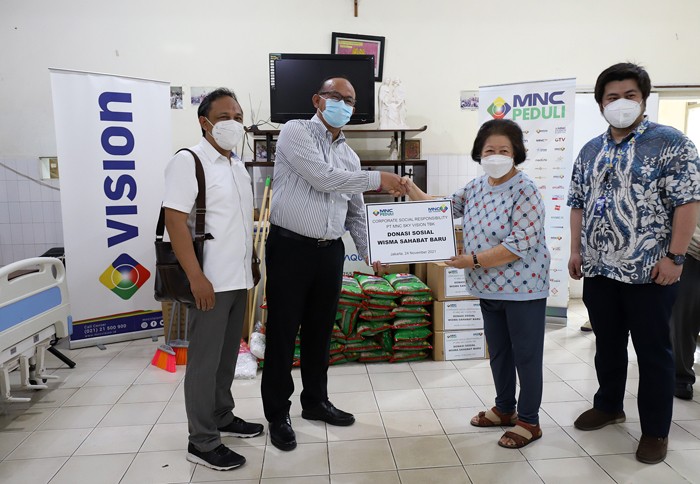 Penyerahan bantuan kepada wisma Sahabat Baru dalam kegiatan Corporate Social Responsibility melalui MNC Peduli di Jakarta Barat, Rabu (24/11/2021).