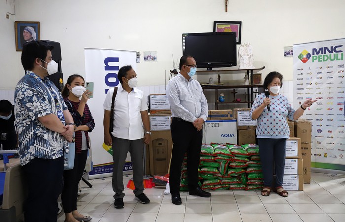 Penyerahan bantuan kepada wisma Sahabat Baru dalam kegiatan Corporate Social Responsibility melalui MNC Peduli di Jakarta Barat, Rabu (24/11/2021).