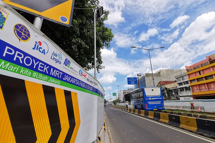 Suasana pengerjaan konstruksi proyek mass rapid Transit (MRT) fase 2 segmen CP 203 di Kawasan Glodok, Jakarta Barat, Selasa (23/11/2021).