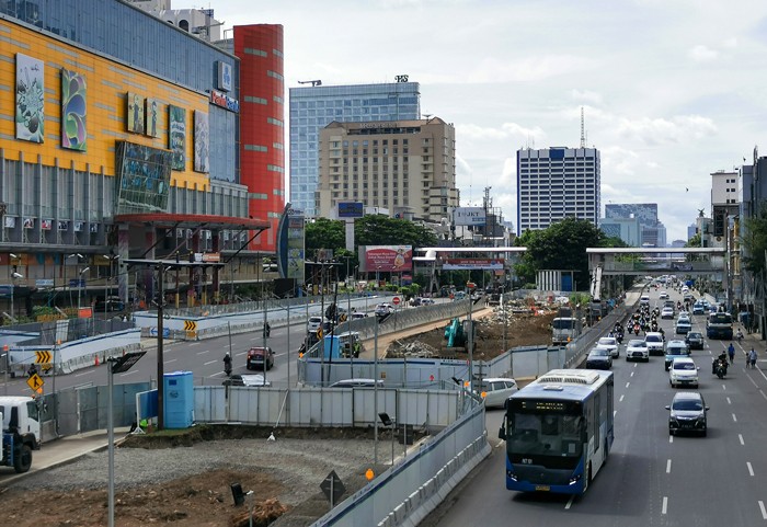 Suasana pengerjaan konstruksi proyek mass rapid Transit (MRT) fase 2 segmen CP 203 di Kawasan Glodok, Jakarta Barat, Selasa (23/11/2021).