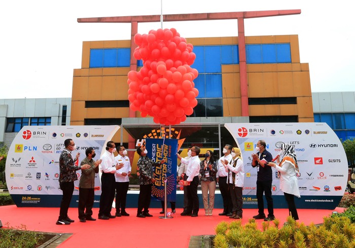 Kepala Staf Kepresidenan (KSP) Moeldoko didampingi sejumlah pejabat meresmikan pameran kendaraan listrik Indonesia Electric Motor Show (IEMS) 2021.