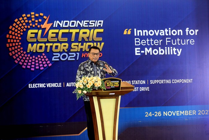 Kepala Staf Kepresidenan (KSP) Moeldoko didampingi sejumlah pejabat meresmikan pameran kendaraan listrik Indonesia Electric Motor Show (IEMS) 2021.