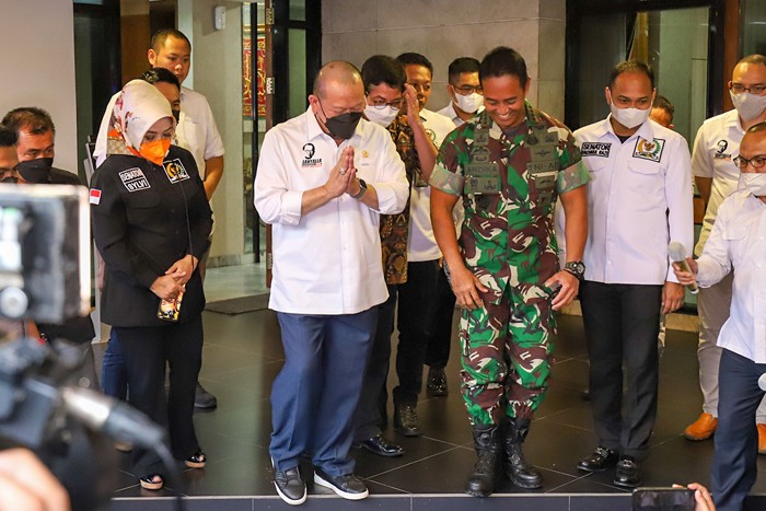 Panglima TNI Jenderal TNI Andika Perkasa menyambangi rumah dinas Ketua DPD RI AA LaNyalla Mahmud Mattaliti di rumah dinas Ketua DPD RI.