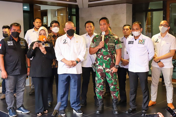 Panglima TNI Jenderal TNI Andika Perkasa menyambangi rumah dinas Ketua DPD RI AA LaNyalla Mahmud Mattaliti di rumah dinas Ketua DPD RI.