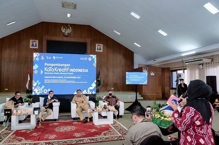Menparekraf Sandiaga Salahuddin Uno, mendorong pelaku ekonomi kreatif, khususnya subsektor kuliner di Kabupaten Maros, Sulawesi Selatan.