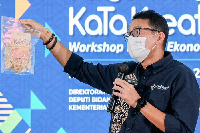 Menparekraf Sandiaga Salahuddin Uno, mendorong pelaku ekonomi kreatif, khususnya subsektor kuliner di Kabupaten Maros, Sulawesi Selatan.