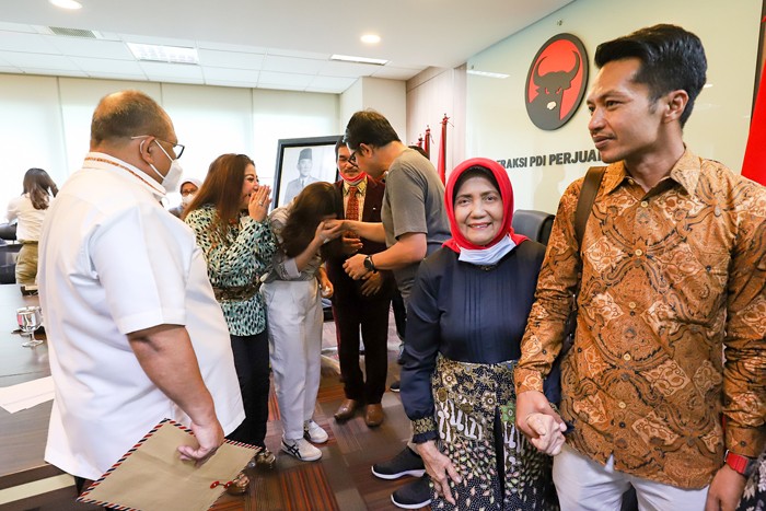 Perempuan yang mengaku sebagai keluarga anggota TNI, Anggiat Pasaribu (tengah) memohon maaf kepada Wasniar, Ibunda Arteria Dahlan (kiri) saat jumpa pers.