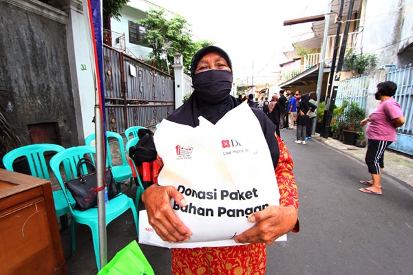Bantuan kepada warga di Jalan Kalipasir, Menteng, Jakata Pusat, Rabu (24/11/2021).