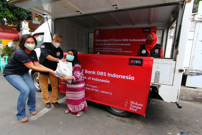 Bantuan kepada warga di Jalan Kalipasir, Menteng, Jakata Pusat, Rabu (24/11/2021).