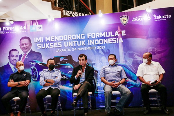 Ikatan Motor Indonesia (IMI) 'Mendukung Formula E Sukses Untuk Indonesia' di kawasan Menteng, Jakarta Pusat, Rabu (23/11/2021).