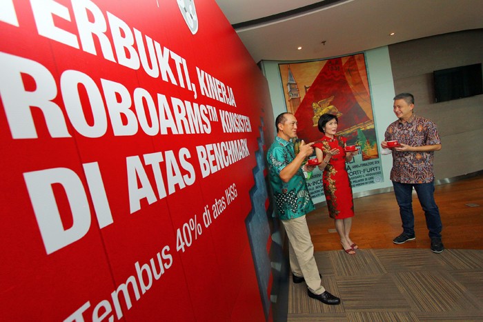 CEO Generali Indonesia Edy Tuhirman, Nasabah Generali Silvia Laura dan Chief Agency Officer Sastradinata berbincang bersama disela pertemuan dengan nasabah.