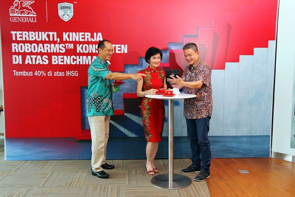 CEO Generali Indonesia Edy Tuhirman, Nasabah Generali Silvia Laura dan Chief Agency Officer Sastradinata berbincang bersama disela pertemuan dengan nasabah.