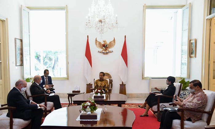 Presiden Joko Widodo menerima kunjungan kehormatan Menteri Urusan Eropa dan Luar Negeri (Menlu) Prancis, Jean-Yves Le Drian, di Istana Merdeka.