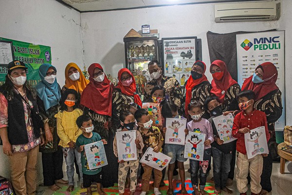 MNC Peduli memberikan bantuan peralatan pendidikan untuk anak-anak PAUD Flamboyan 4 Petojo Utara, Jakarta Pusat, Kamis (25/11/2021).